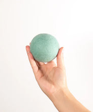 Lade das Bild in den Galerie-Viewer, Nachhaltiges Hundespielzeug "La Bola" Hundeball | 100% Schafwolle | Zahnpflegend & schwimmfähig | Mint 7.5cm