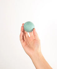 Lade das Bild in den Galerie-Viewer, Nachhaltiges Hundespielzeug "La Bola" Hundeball | 100% Schafwolle | Zahnpflegend & schwimmfähig | Mint 5cm