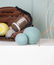 Lade das Bild in den Galerie-Viewer, Nachhaltiges Hundespielzeug "La Bola" Hundeball | 100% Schafwolle | Zahnpflegend & schwimmfähig | Mint