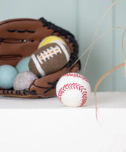 Lade das Bild in den Galerie-Viewer, Baseball für Hunde | Nachhaltiges Hundespielzeug | 100% schadstofffrei & Schafwolle | Zahnpflegend & schwimmfähig