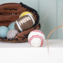 Lade das Bild in den Galerie-Viewer, BUDDY. Hunde-Baseball aus Schafwolle - ideal für Welpen und Senioren | Fräulein Plath