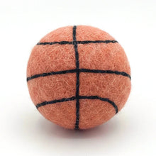 Lade das Bild in den Galerie-Viewer, BUDDY. Hundespielzeug Basketball aus Schafwolle - ideal für Welpen und Senioren | Fräulein Plath