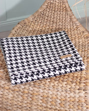 Lade das Bild in den Galerie-Viewer, Nachhaltige BUDDY. Hundedecke "Hahnentritt" aus Wolle | OekoTex-zertifiziert | Schwarz/Weiss