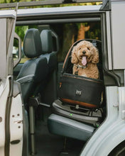 Lade das Bild in den Galerie-Viewer, Isofix Autositz & Transportbox Maeve™ Small Flex von Tavo für Hunde bis 12 kg | GREENGUARD-Gold-Zertifizierung | Farbe: Fawn