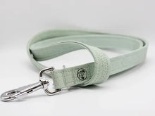 Lade das Bild in den Galerie-Viewer, Korkleder Hundeleine | Robust & Vegan | Top Ökobilanz | Mint | Beschläge wählbar