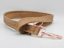 Lade das Bild in den Galerie-Viewer, Korkleder Hundeleine | Robust & Vegan | Top Ökobilanz | Tabak | Beschläge wählbar