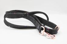 Lade das Bild in den Galerie-Viewer, Korkleder Hundeleine | Robust & Vegan | Top Ökobilanz | Rainbowglimmer | Beschläge wählbar