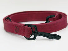 Lade das Bild in den Galerie-Viewer, Korkleder Hundeleine | Robust & Vegan | Top Ökobilanz | Dunkelrot | Beschläge wählbar
