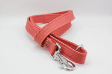 Lade das Bild in den Galerie-Viewer, Korkleder Hundeleine | Robust & Vegan | Top Ökobilanz | Coral | Beschläge wählbar