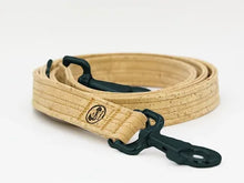 Lade das Bild in den Galerie-Viewer, Korkleder Hundeleine | Robust & Vegan | Top Ökobilanz | Natur | Beschläge wählbar