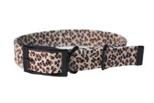 Lade das Bild in den Galerie-Viewer, Hundehalsband mit Dornschnalle | Korkleder | Umweltfreundlich | Robust & Vegan | Leo weiß/schwarz