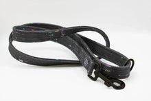 Lade das Bild in den Galerie-Viewer, Korkleder Hundeleine | Robust & Vegan | Top Ökobilanz | Rainbowglimmer | Beschläge wählbar