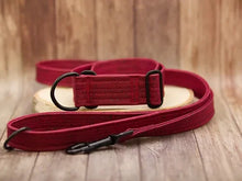 Lade das Bild in den Galerie-Viewer, Korkleder Hundeleine | Robust & Vegan | Top Ökobilanz | Dunkelrot | Beschläge wählbar