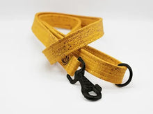 Lade das Bild in den Galerie-Viewer, Korkleder Hundeleine | Robust & Vegan | Top Ökobilanz | Senf | Beschläge wählbar