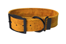 Lade das Bild in den Galerie-Viewer, Hundehalsband mit Dornschnalle | Korkleder | Umweltfreundlich | Robust & Vegan | Senf/Schwarz