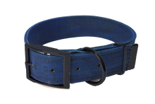 Lade das Bild in den Galerie-Viewer, Hundehalsband mit Dornschnalle | Korkleder | Umweltfreundlich | Robust & Vegan | Denim/Schwarz