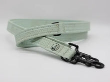 Lade das Bild in den Galerie-Viewer, Korkleder Hundeleine | Robust & Vegan | Top Ökobilanz | Mint | Beschläge wählbar