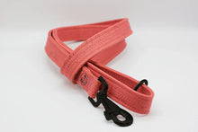 Lade das Bild in den Galerie-Viewer, Korkleder Hundeleine | Robust & Vegan | Top Ökobilanz | Coral | Beschläge wählbar