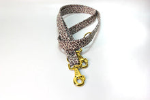 Lade das Bild in den Galerie-Viewer, Korkleder Hundeleine | Robust & Vegan | Top Ökobilanz | Leo weiß | Beschläge wählbar