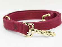 Lade das Bild in den Galerie-Viewer, Korkleder Hundeleine | Robust & Vegan | Top Ökobilanz | Dunkelrot | Beschläge wählbar