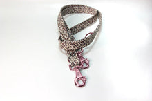 Lade das Bild in den Galerie-Viewer, Korkleder Hundeleine | Robust & Vegan | Top Ökobilanz | Leo weiß | Beschläge wählbar