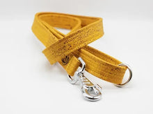 Lade das Bild in den Galerie-Viewer, Korkleder Hundeleine | Robust & Vegan | Top Ökobilanz | Senf | Beschläge wählbar