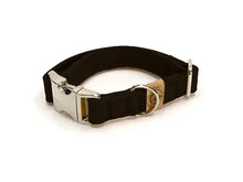 Lade das Bild in den Galerie-Viewer, Hundehalsband mit Klickverschluss | Korkleder | Umweltfreundlich | Robust & Vegan | Schwarz/Silber