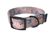 Lade das Bild in den Galerie-Viewer, Hundehalsband mit Dornschnalle | Korkleder | Umweltfreundlich | Robust & Vegan | Monstera/Schwarz