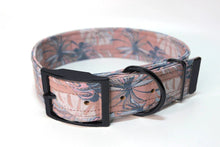 Lade das Bild in den Galerie-Viewer, Hundehalsband mit Dornschnalle | Korkleder | Umweltfreundlich | Robust & Vegan | Monstera/Schwarz