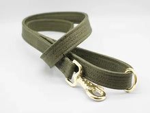 Lade das Bild in den Galerie-Viewer, Korkleder Hundeleine | Robust & Vegan | Top Ökobilanz | Olive | Beschläge wählbar