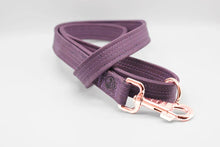 Lade das Bild in den Galerie-Viewer, Korkleder Hundeleine | Robust & Vegan | Top Ökobilanz | Flieder | Beschläge wählbar