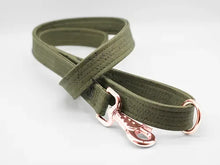Lade das Bild in den Galerie-Viewer, Korkleder Hundeleine | Robust & Vegan | Top Ökobilanz | Olive | Beschläge wählbar