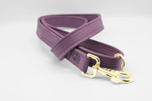 Lade das Bild in den Galerie-Viewer, Korkleder Hundeleine | Robust & Vegan | Top Ökobilanz | Flieder | Beschläge wählbar