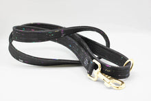 Lade das Bild in den Galerie-Viewer, Korkleder Hundeleine | Robust & Vegan | Top Ökobilanz | Rainbowglimmer | Beschläge wählbar