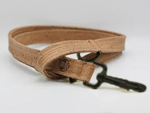 Lade das Bild in den Galerie-Viewer, Korkleder Hundeleine | Robust & Vegan | Top Ökobilanz | Tabak | Beschläge wählbar