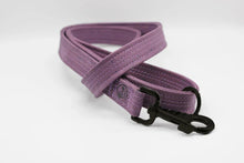 Lade das Bild in den Galerie-Viewer, Korkleder Hundeleine | Robust & Vegan | Top Ökobilanz | Flieder | Beschläge wählbar