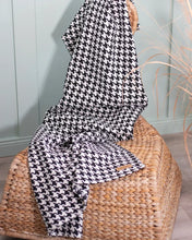 Lade das Bild in den Galerie-Viewer, Nachhaltige BUDDY. Hundedecke "Hahnentritt" aus Wolle | OekoTex-zertifiziert | Schwarz/Weiss