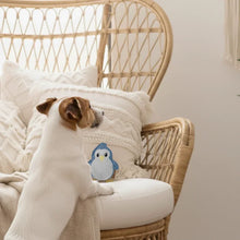 Lade das Bild in den Galerie-Viewer, Nachhaltiges BUDDY. Hundespielzeug aus Leder für kleine Hunde "Pinguin" - schadstofffrei