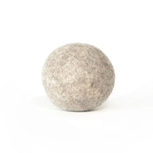 Lade das Bild in den Galerie-Viewer, Nachhaltiges Hundespielzeug "La Bola" Hundeball | 100% Schafwolle | Zahnpflegend & schwimmfähig | Beige