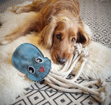 Lade das Bild in den Galerie-Viewer, Nachhaltiges Hundespielzeug Oktopus "Karla Krake" | Spielzeug & Dummy | 100% schadstofffrei | Upcycling Leder & natürliche Baumwolle