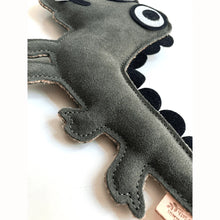 Lade das Bild in den Galerie-Viewer, Nachhaltiges Hundespielzeug Krokodil "Albert Alligator" | 100% schadstofffrei | Upcycling Leder & natürliche Baumwolle