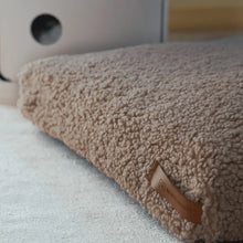 Lade das Bild in den Galerie-Viewer, Rexproduct Indoor Hundehütte "PetHome 2.0" TEDDY | 100% recycelt | S - XL | Hellgrau | 2 Matratzenfarben