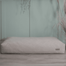 Lade das Bild in den Galerie-Viewer, BUDDY. Hundebett LeFluff | Recycelte Materialien | ÖkoTex-zertifiziert | Beige