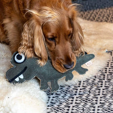 Lade das Bild in den Galerie-Viewer, Nachhaltiges Hundespielzeug Krokodil "Albert Alligator" | 100% schadstofffrei | Upcycling Leder & natürliche Baumwolle