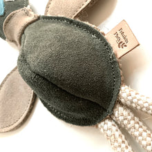 Lade das Bild in den Galerie-Viewer, Nachhaltiges Hundespielzeug "Elli Ente" | 100% schadstofffrei | Upcycling Leder & natürliche Baumwolle