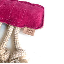 Lade das Bild in den Galerie-Viewer, Nachhaltiges Fräulein Plath Hundespielzeug "Ruby Raupe" | 100% schadstofffrei | Upcycling Leder