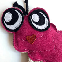 Lade das Bild in den Galerie-Viewer, Nachhaltiges Fräulein Plath Hundespielzeug "Ruby Raupe" | 100% schadstofffrei | Upcycling Leder