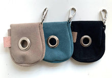 Lade das Bild in den Galerie-Viewer, Fräulein Plath Kotbeutel-Spender "Easy Peasy" | Recyceltes Wildleder | Handarbeit | 3 Farben