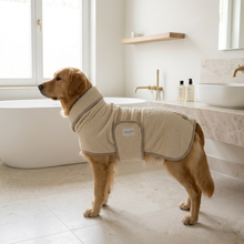 Lade das Bild in den Galerie-Viewer, Hundebademantel Cozy Hug von Caruso - OEKO-TEX® zertifiziert - Beige - 6 Größen - Hund im Badezimmer