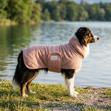 Lade das Bild in den Galerie-Viewer, Hundebademantel Cozy Hug von Caruso - OEKO-TEX® zertifiziert - 3 Farben & 6 Größen | Fräulein Plath